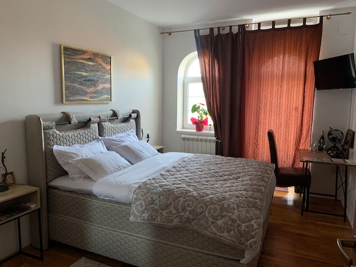 Izuzetna udobnost. Premium kreveta i Deluxe posteljine i jastuka. Mir i tišina doprineće da se u ovoj sobi kao i u čitavom objektu lepo odmorite i naspavate.
