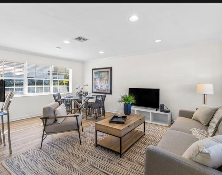 Downtown Boca Private Home With Pool, Fenced Yard - Boca Raton, FL