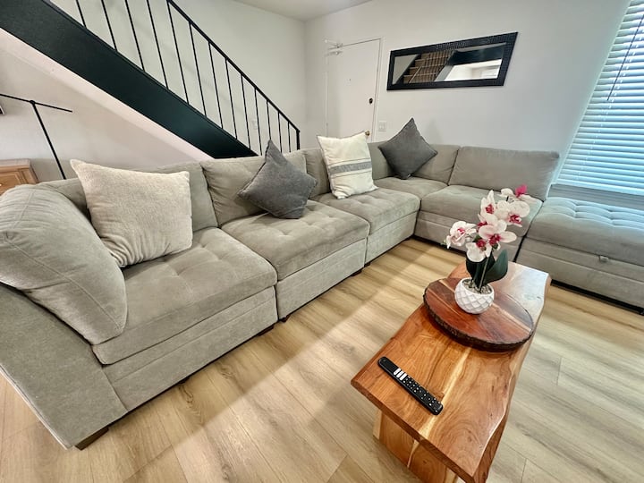 3bd 1.5 South Coast Metro Segerstorm Hall 1 Mile - Santa Ana, CA