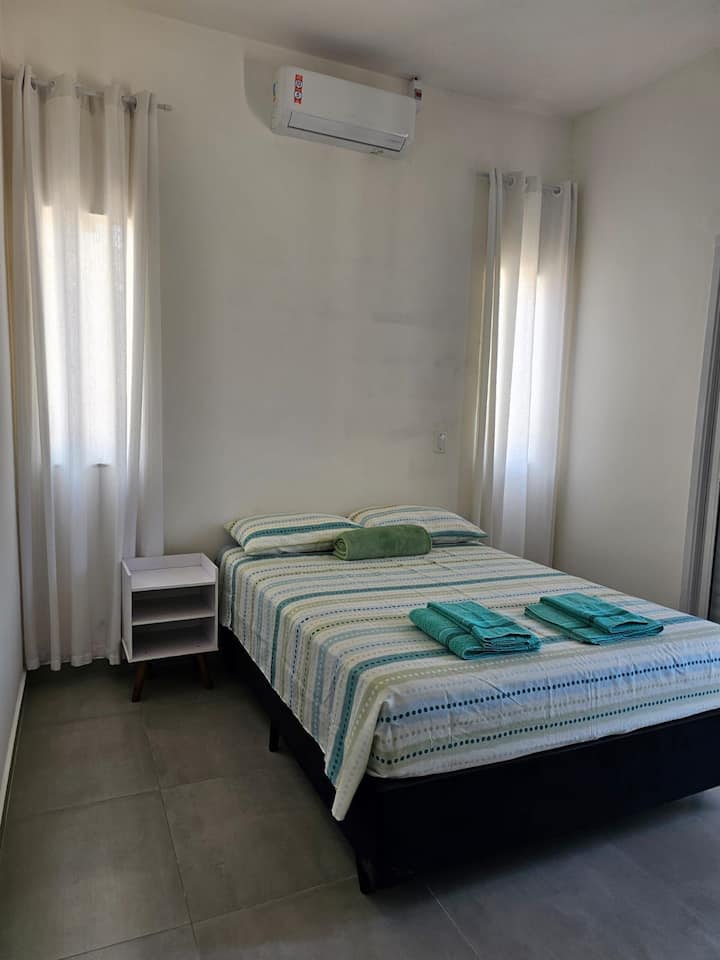 La chambre dispose d'un lit double, d'une salle de bain privée, de la climatisation, d'une télévision et d'un balcon. 