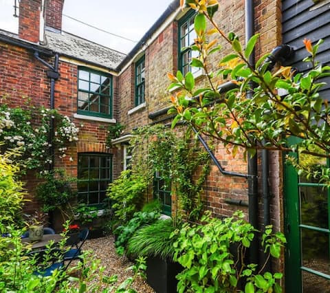 2 bedroom 2 bathroom cottage in central Rye