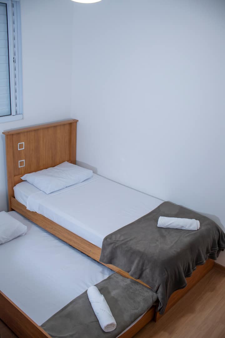 Chambre avec bicamama, literie, ventilateur de plafond, placard, fenêtre avec 100 % occultation et lieu de travail spécifique