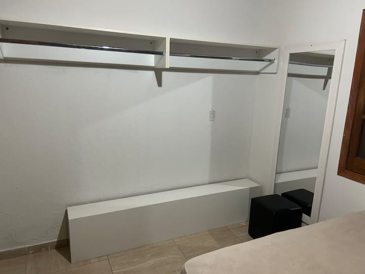 חדר שינה עם מיזוג אוויר 