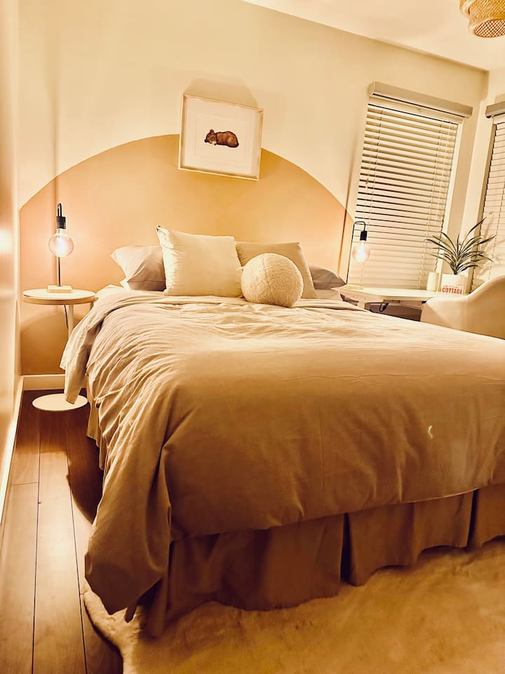 Tweepersoonsbed met medium stevig matras en donzen dekbed. Er is een bureau in deze slaapkamer dat kan worden gebruikt als wastafel of om snel werk te doen tijdens de vakantie