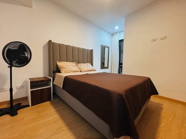 Veľmi pohodlná manželská posteľ s nočnými stolíkmi a šatníkom. Má tiež priamy prístup na balkón s nádherným výhľadom v dopoludňajších hodinách 