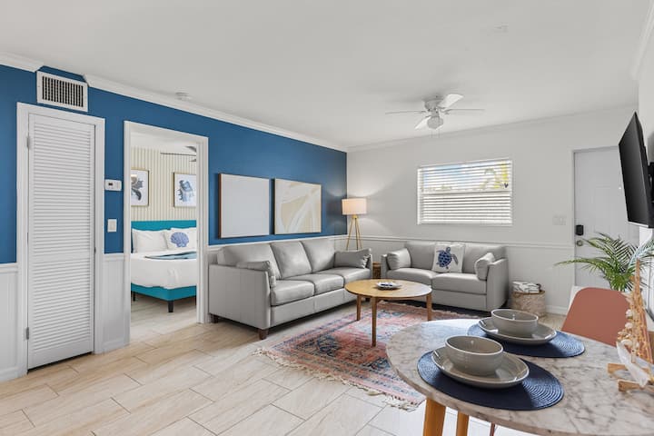 King Bed! Canal View! Mins To Ami Beaches! - Bradenton, FL
