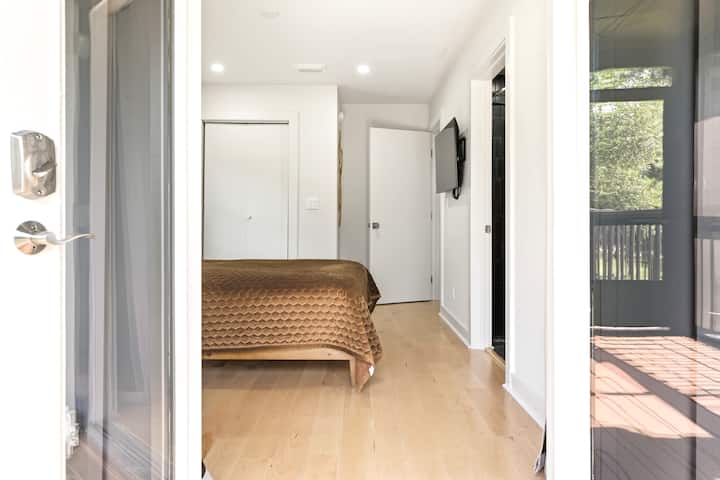 Votre porche protégé et votre lit, séparés par un ensemble de portes.
