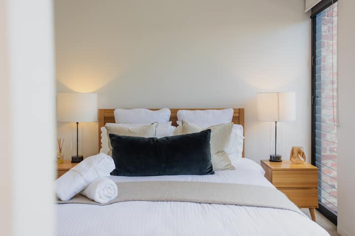 Suite parentale avec lit Queen Size, peignoir, salle de bains privative complète. Ventilateur, chauffage et climatisation canalisés