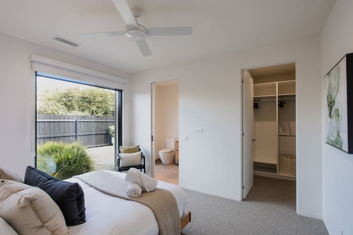 Suite parentale avec lit Queen Size, peignoir, salle de bains privative complète. Ventilateur, chauffage et climatisation canalisés
