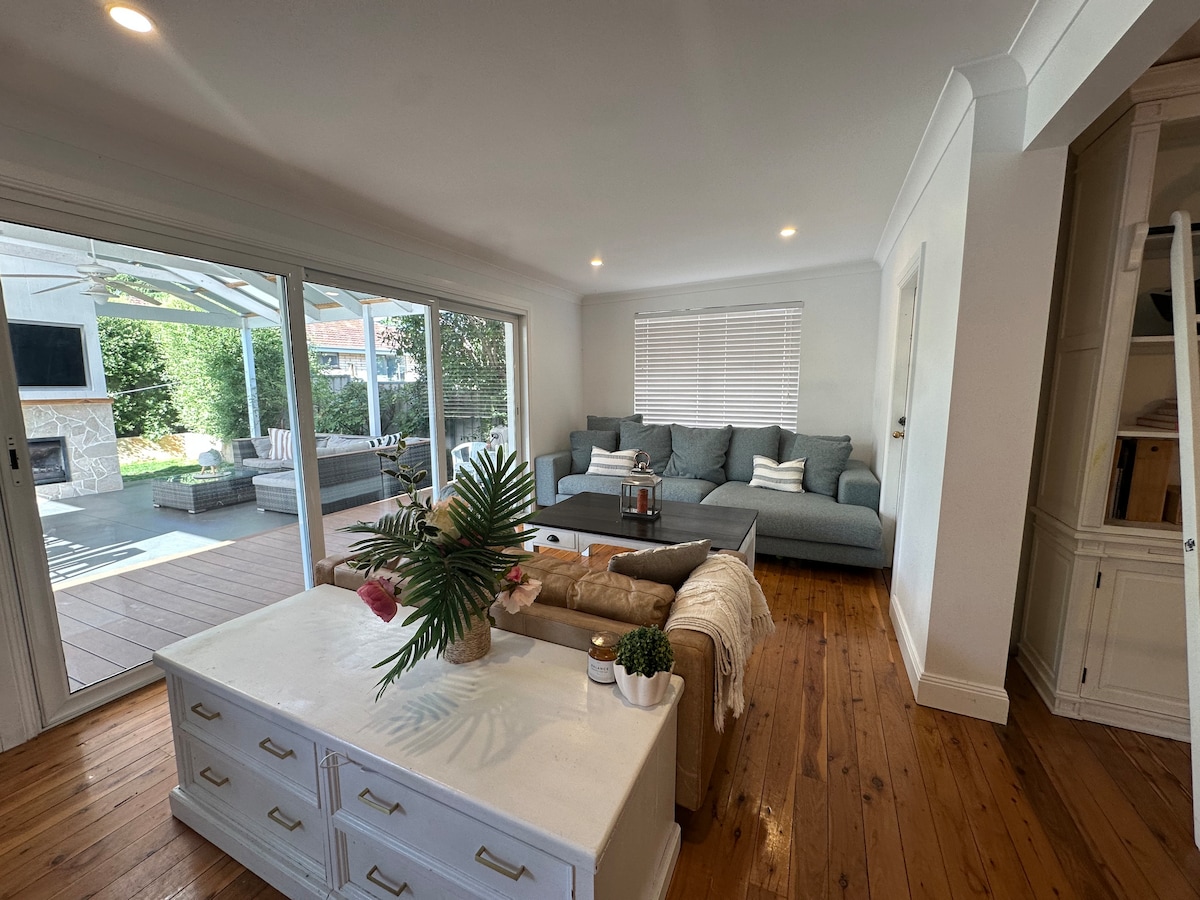Top performing Airbnb: Perfect Choice Getaway: 2.5 Bath, Central Orange in Orange City Council