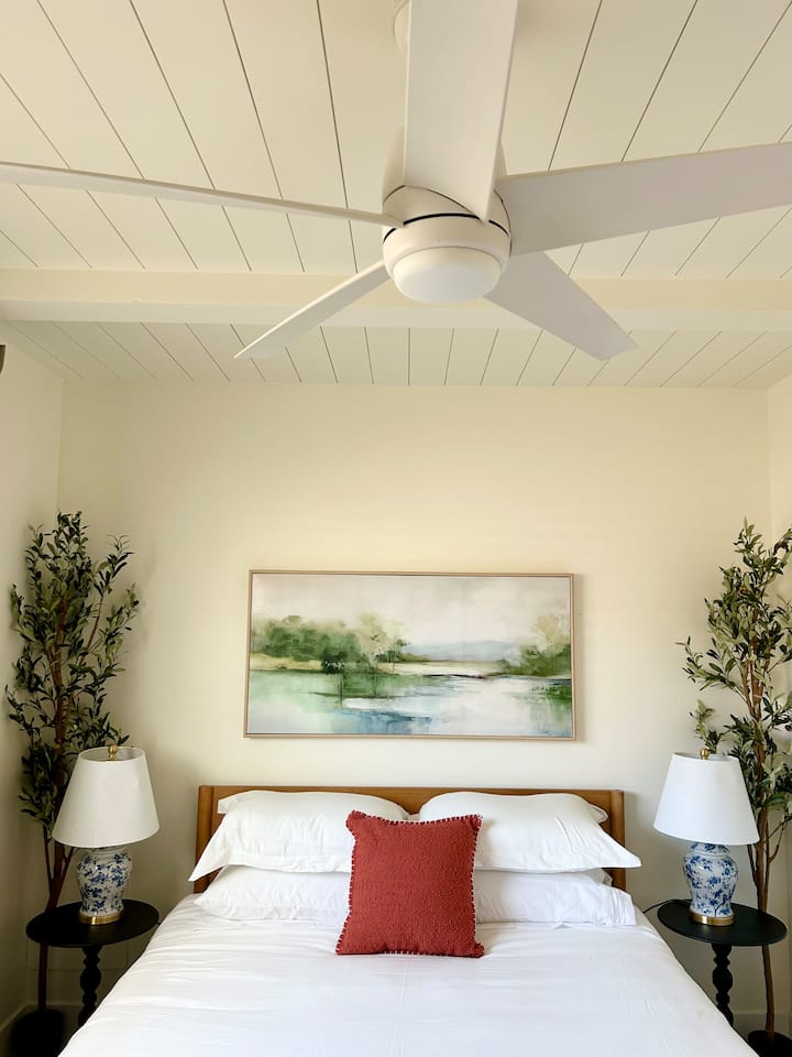 Супер удобно двойно легло с гел мемори пяна.

Тази спалня също е супер спокойна. 