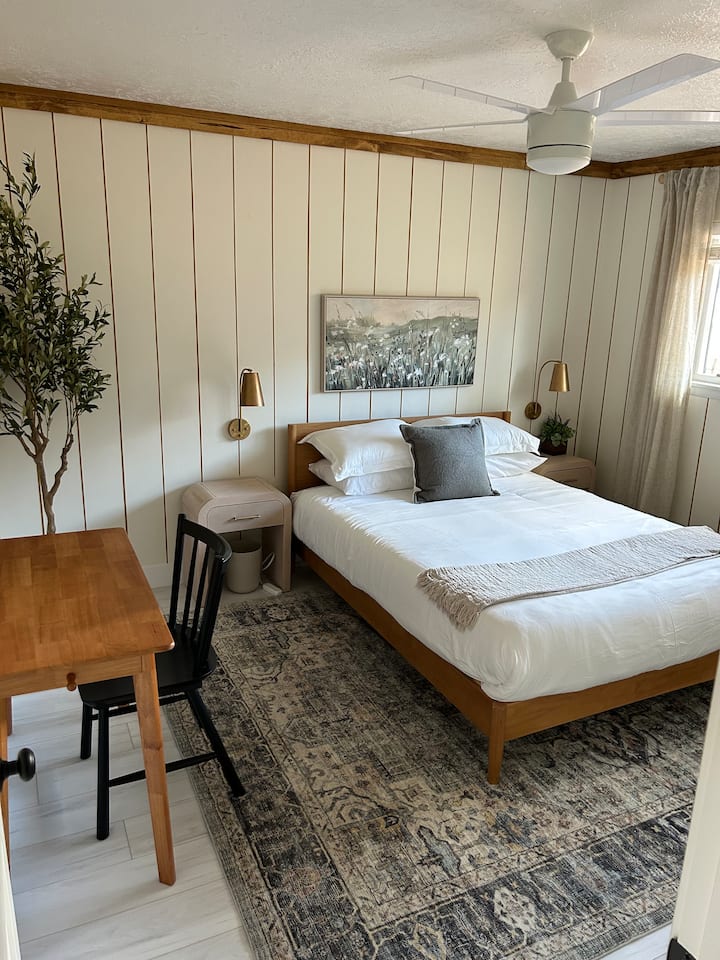 Много спокойна спалня. Супер удобен матрак с гел мемори пяна Queen с бюро за работа/учене. От тази снимка не се вижда, но ще се събудите от гледката към червените скални хълмове зад нашето място от леглото си. Страхотно е.