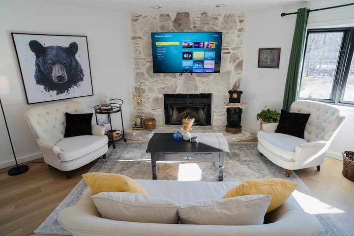 Black Bear’s Chalet: Private Riverfront Hideaway! - Helen, GA