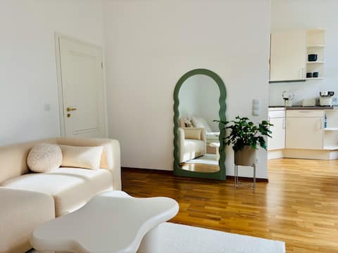 Top Airbnb: Stylish apartment with balcony on Augustusplatz & near the opera house in Zentrum Ost