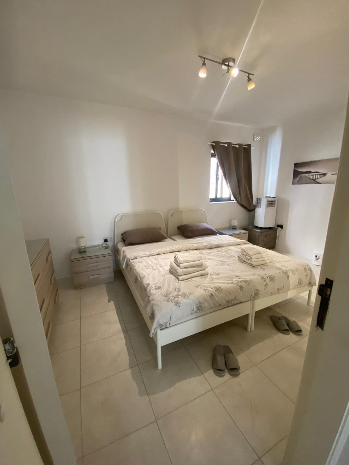 Cena je za 2 osoby, toto je vlastná izba. UPOZORNENIE... 3. osoba je voliteľná, k dennému poplatku sa pripočíta 50 %