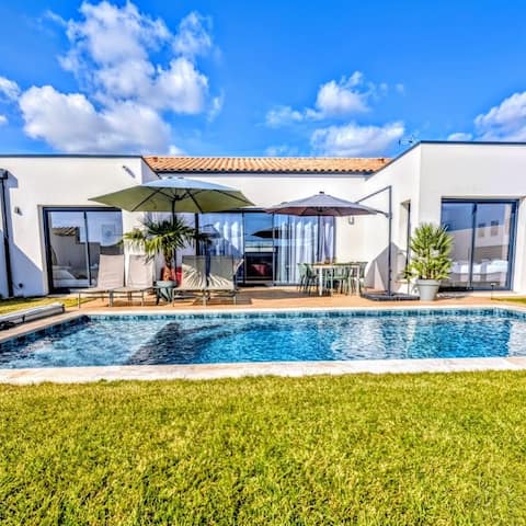 Exceptional Villa with Heated Pool: La Rochelle