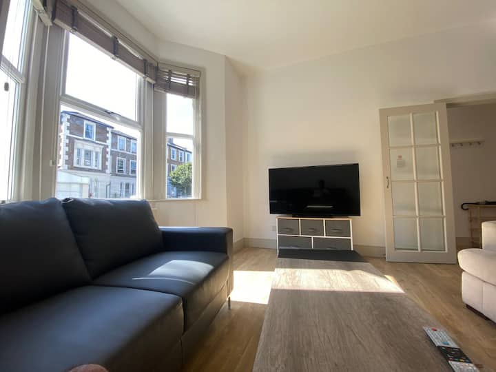 Sleeps 16 • Group Stay • Near Metro • Westfield - Harrow