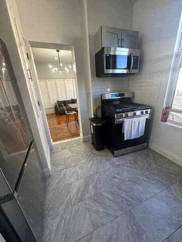 Beautiful Brooklyn brownstone! 1 block from Subway gallery image 4