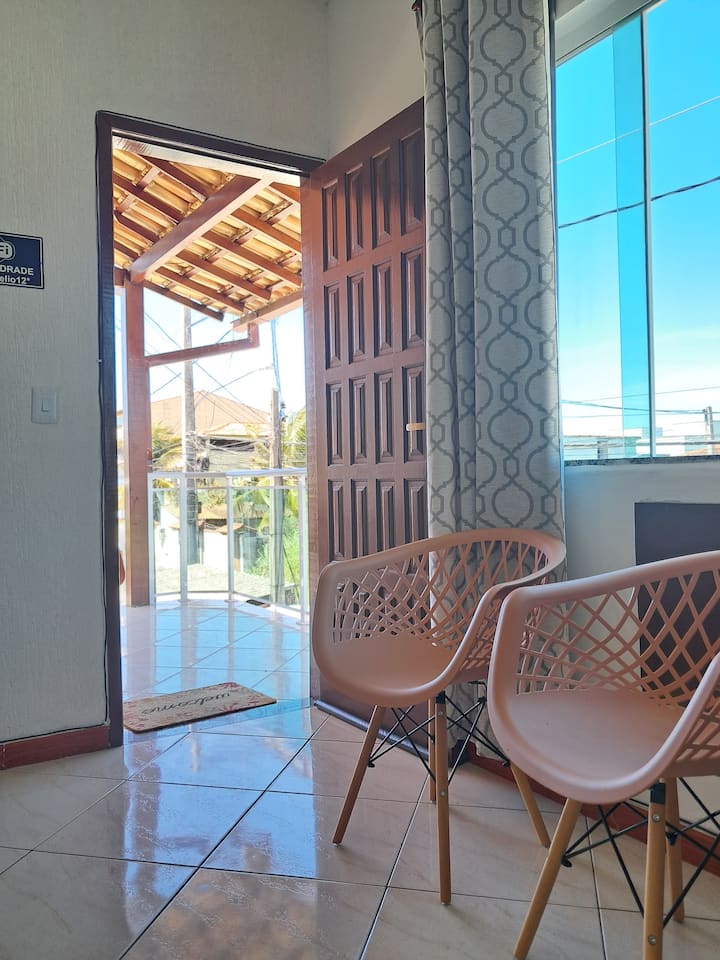 Habitación con acceso a balcón con 2 sillas 