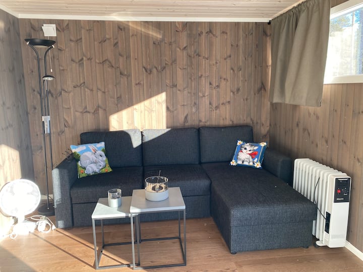 独立的户外客厅，配有沙发床 