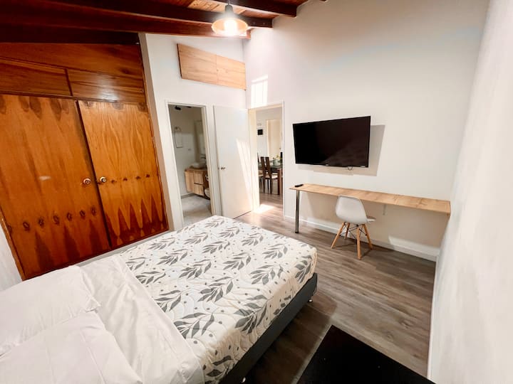 Оваа соба нема прозорец кон улицата, но има прозорец на таванот на покривот за природна светлина и воздушен екстрактор за проветрување. Нејзиниот дизајн ја прави најприватна и најтивка во куќата, идеална за тивок одмор.