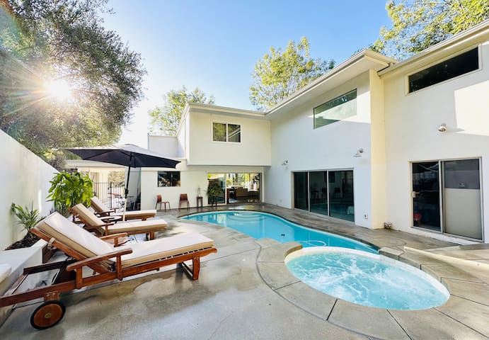 Modern luxury and privacy in Hollywood Hills