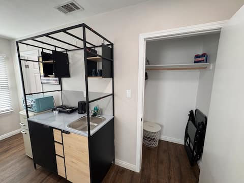Top Airbnb: Private entrance room with bath 3027C in El Monte