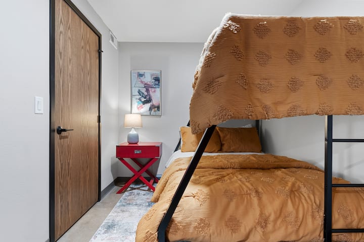 Este dormitorio cuenta con una litera doble.