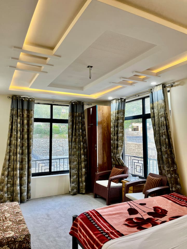 Soba br. 1 s najboljim pogledom na planine i Karimabad, opremljena jednim bračnim krevetom , kaučem na razvlačenje i kupaonicom