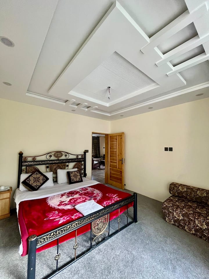 Soba br. 2  Namještena s bračnim krevetom i ️ kaučom na razvlačenje, kupaonica u sobi. Ima privatni balkon s prostorom za sjedenje, uživajte u pogledu na planinu s balkona.⛰️