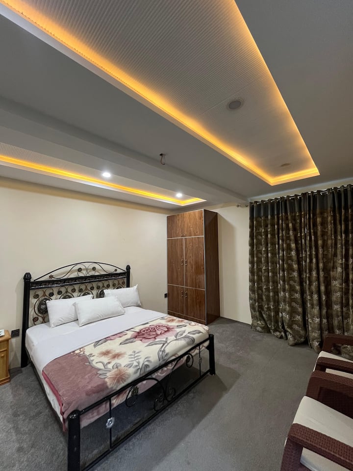 Soba 3 opremljena je bračnim krevetom i kaučom/krevetom, što gostima pruža dovoljno prostora za spavanje. Ima privatnu kupaonicu. Također, ima privatni balkon s prostorom za sjedenje, uživajte u ⛰️ pogledu na planine s balkona. 