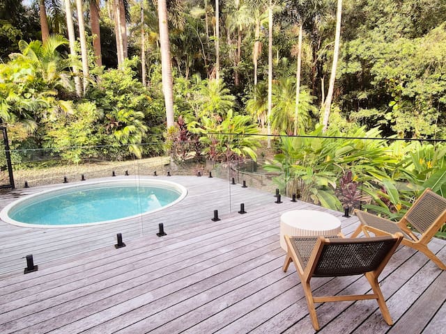 Tropical rainforest oasis – Black Lotus