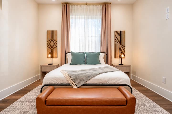 Recámara con cama queen en el tercer piso. El diseño minimalista moderno se encuentra con un ambiente cómodo. Este dormitorio es pura felicidad.