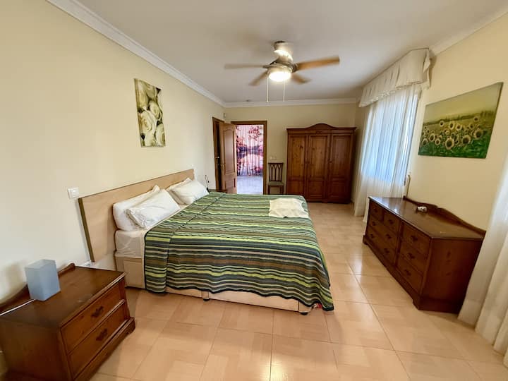 Two twin bed joined together to for a king bed.  Ensuite bathroom. The largest of all bedrooms, on the main (middle) level. Sea views, garden views.