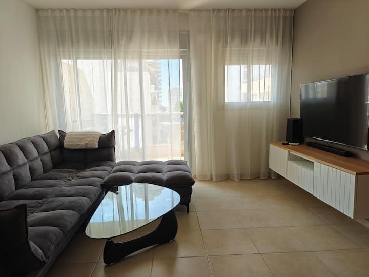Cozy And Safe Family 3br Incl. Mamad, Near Beach. - Tel Aviv-Yafo