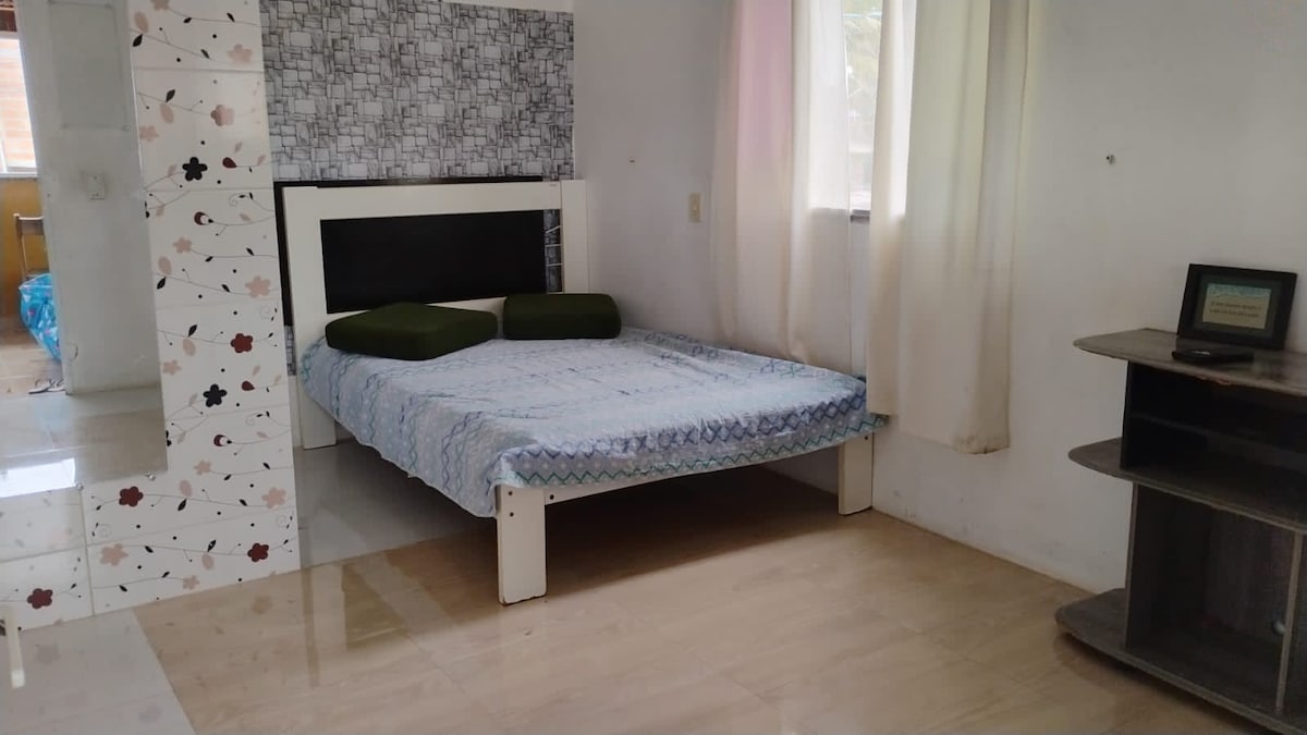 2号卧室仅配有双人床，可选择额外的单人床垫