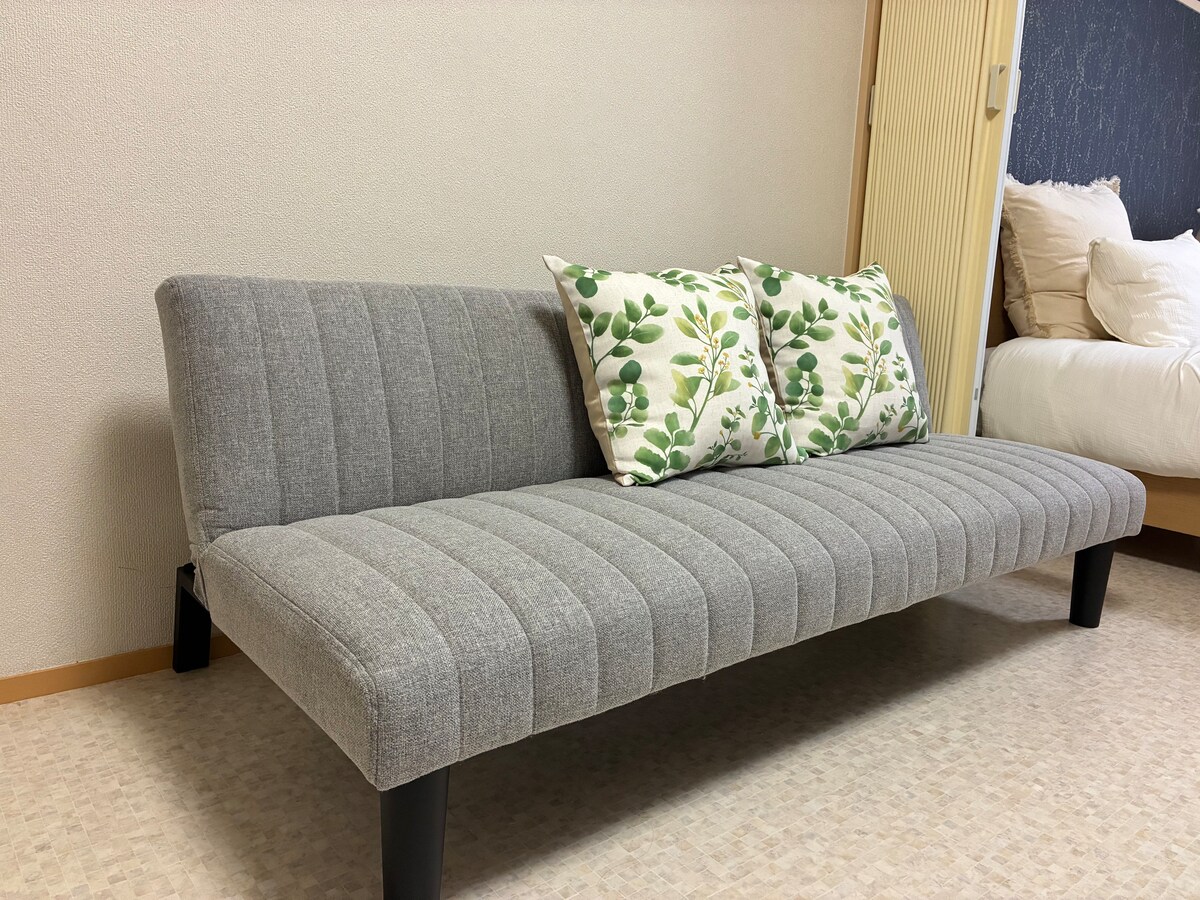 الأريكة عبارة عن سرير أريكة.
يبلغ حجمه 170 عرضًا × 85 عمقًا، لذلك لا يوصى به للأشخاص الطوال لأن أقدامهم ستبرز.