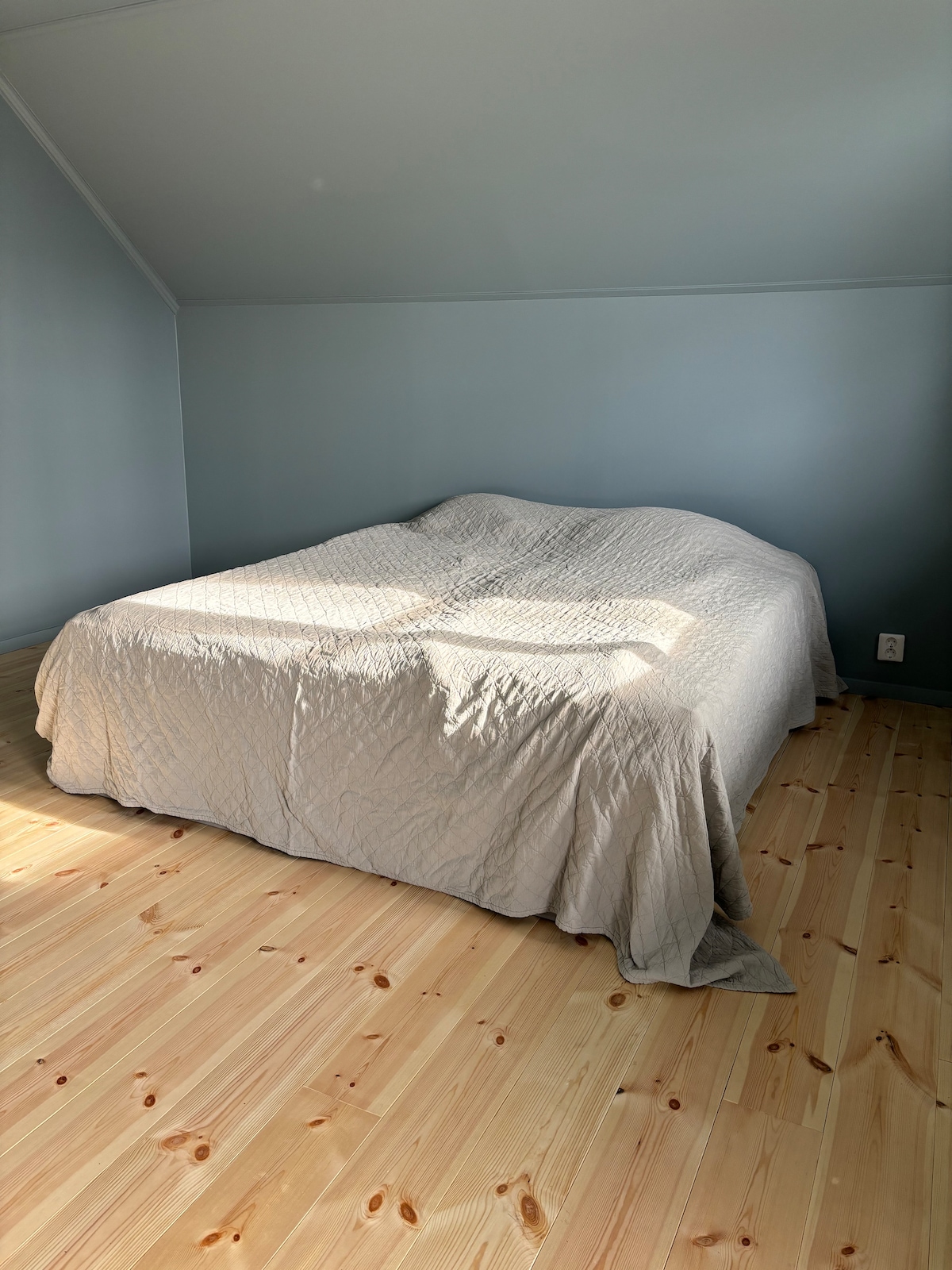 Საძინებელი ზემოთ, 210 სმ სიგანის საწოლი. 