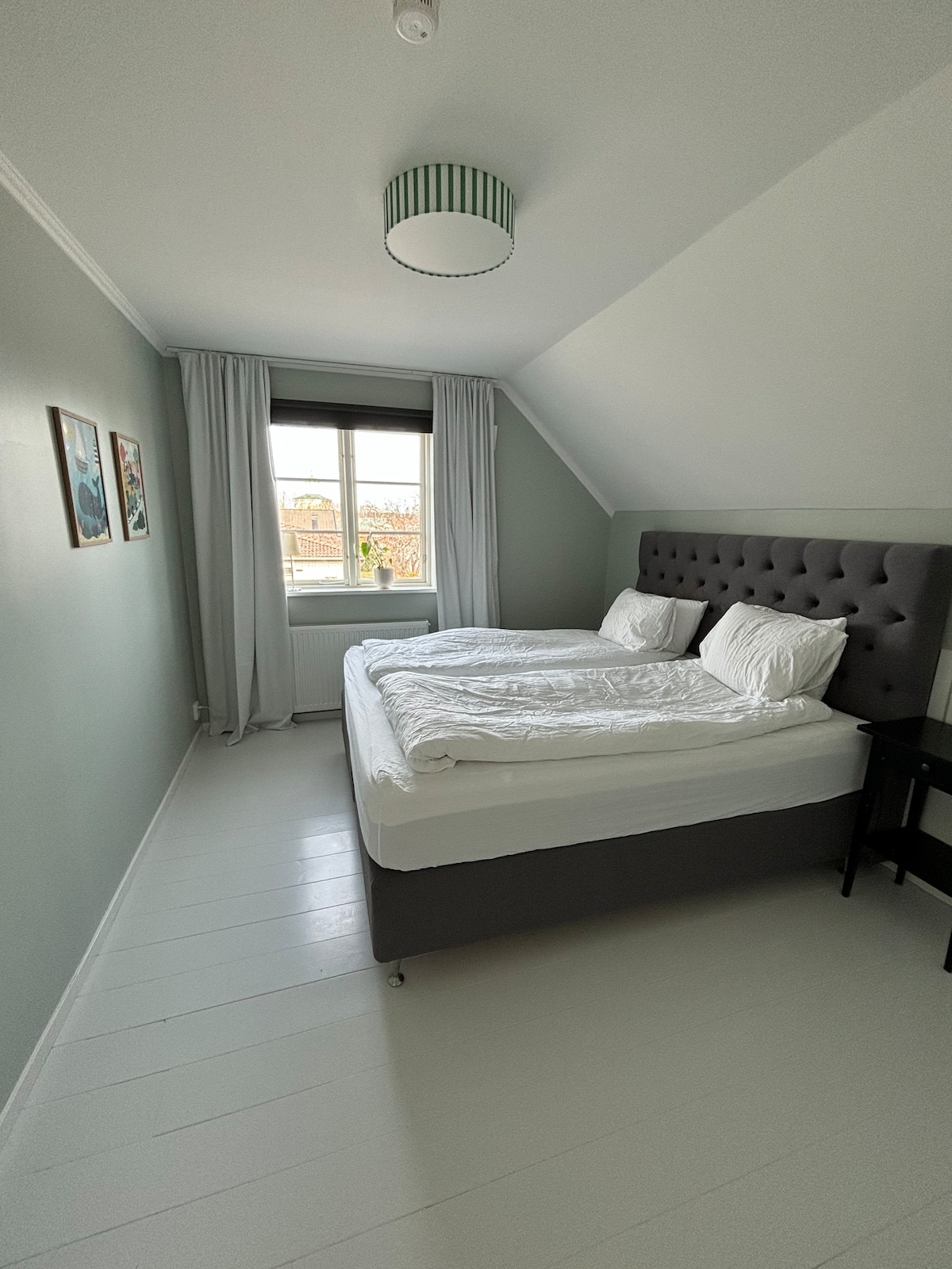 Საძინებელი ზემოთ, 180 სმ სიგანის საწოლი.