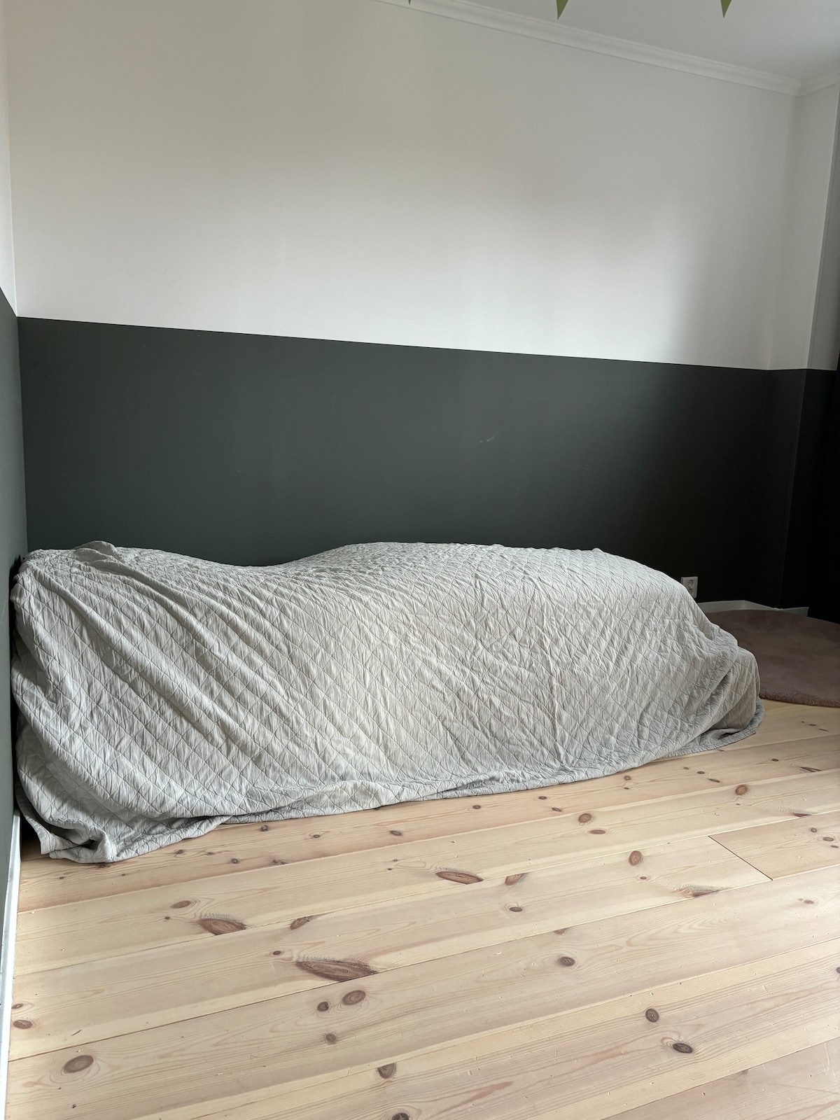 Საძინებელი/სათამაშო ოთახი პირველ სართულზე, 120 სმ სიგანის საწოლი და 90 სიგანის საწოლი.