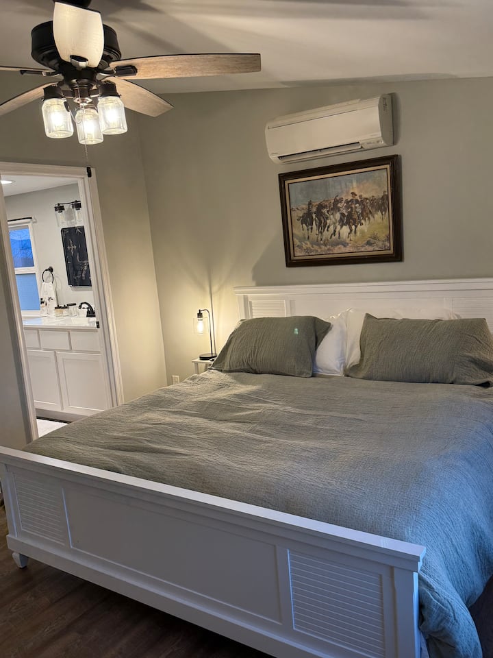 Lit King Size avec matelas en mousse à mémoire de forme neuf, couvre-lit et oreillers hypoallergéniques, draps de 700 fils, couette en duvet neuve et tables d'appoint intelligentes avec chargeurs rapides intégrés