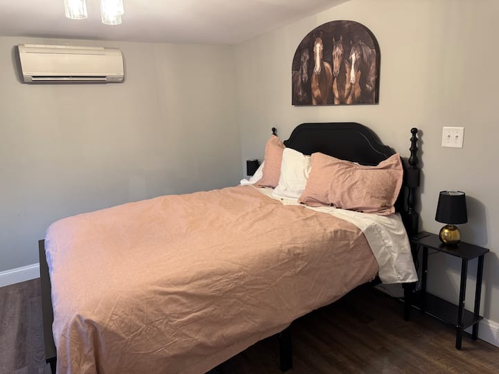 Lit queen avec matelas en mousse à mémoire de forme flambant neuf, draps de 700 fils et couette en duvet. Équipé de tables d'appoint intelligentes dotées de chargeurs rapides intégrés