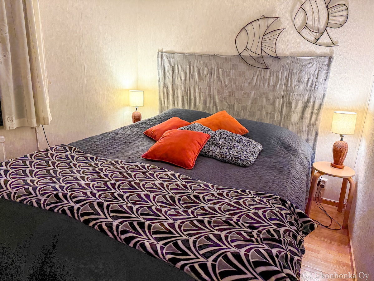 Dhoma e gjumit ka një krevat dopio të madh për dy persona. Sigurohemi që pas mbërritjes, shtrojat e rehatshme të krevatit do të vendosen tashmë në jorgan dhe dyshek, në mënyrë që të fillosh ta shijosh menjëherë qëndrimin.