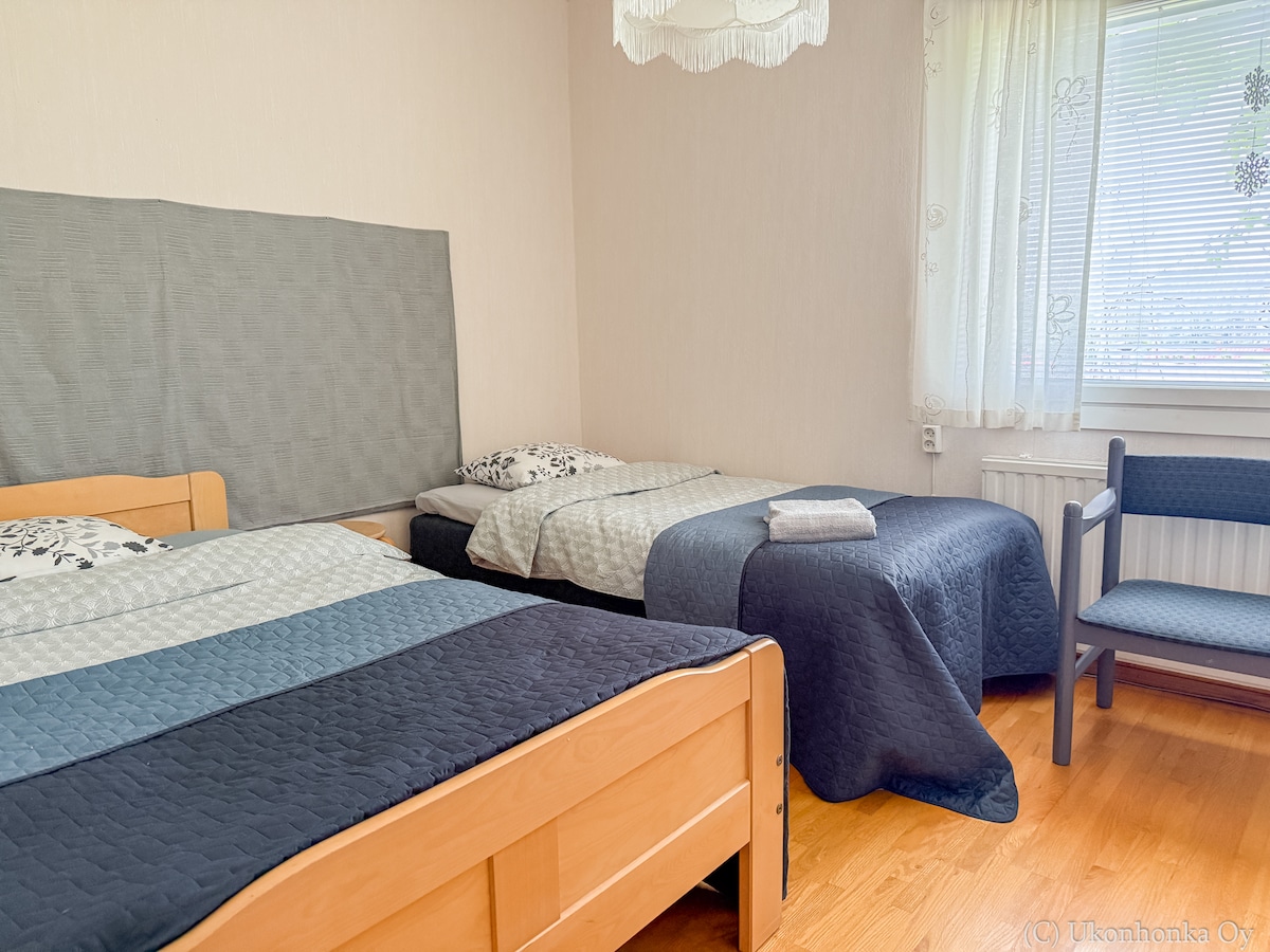 Kjo shtëpi është e përkryer për familjet dhe gjithashtu ideale për grupe miqsh. Në këtë dhomë gjumi, ka dy krevate tek, që u ofrojnë të gjithëve hapësirën e tyre personale në mbrëmje.