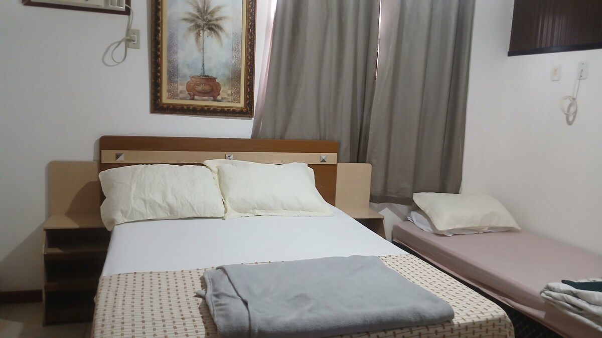 1 ორადგილიანი საწოლი და 2 ერთადგილიანი საწოლი.