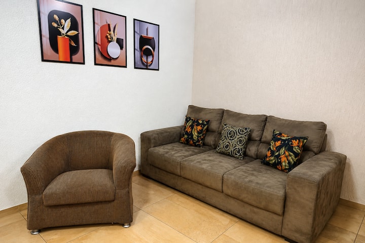 Sobrado No Centro | 2 Quartos Com Ar E Garagem - Ourinhos
