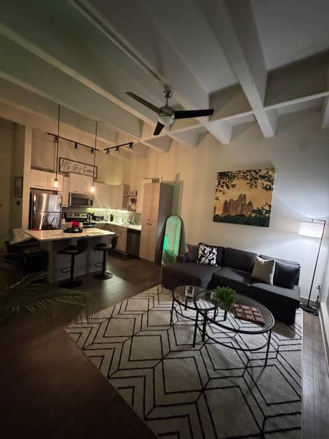 Popular Airbnb listing: NEW Luxe ATL Highrise w/ Pool|DT convenience in Downtown