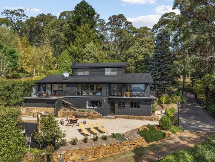 Sweeping views of Hanging Rock and Cobaw Ranges