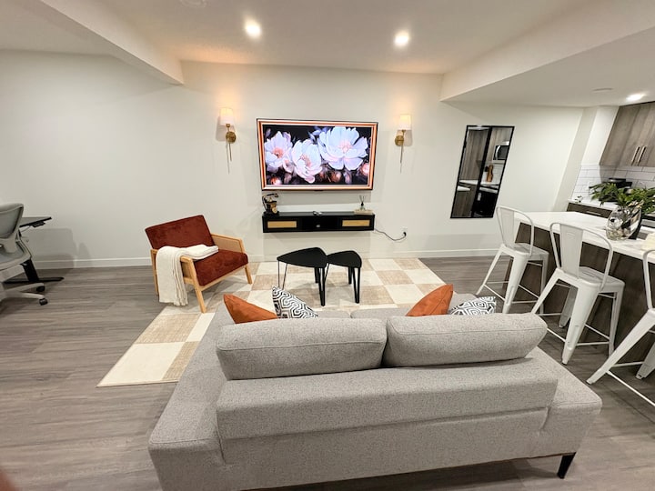 Coziest & Modern Basement Retreat East Of Calgary - Chestermere