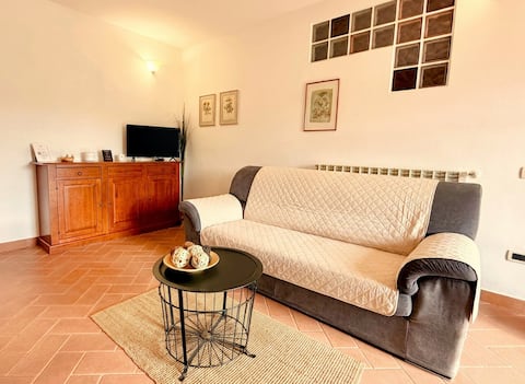 Top Airbnb: Casetta Sole | Hill View, Fast Wi‑Fi, Garden, EV a Montescudaio